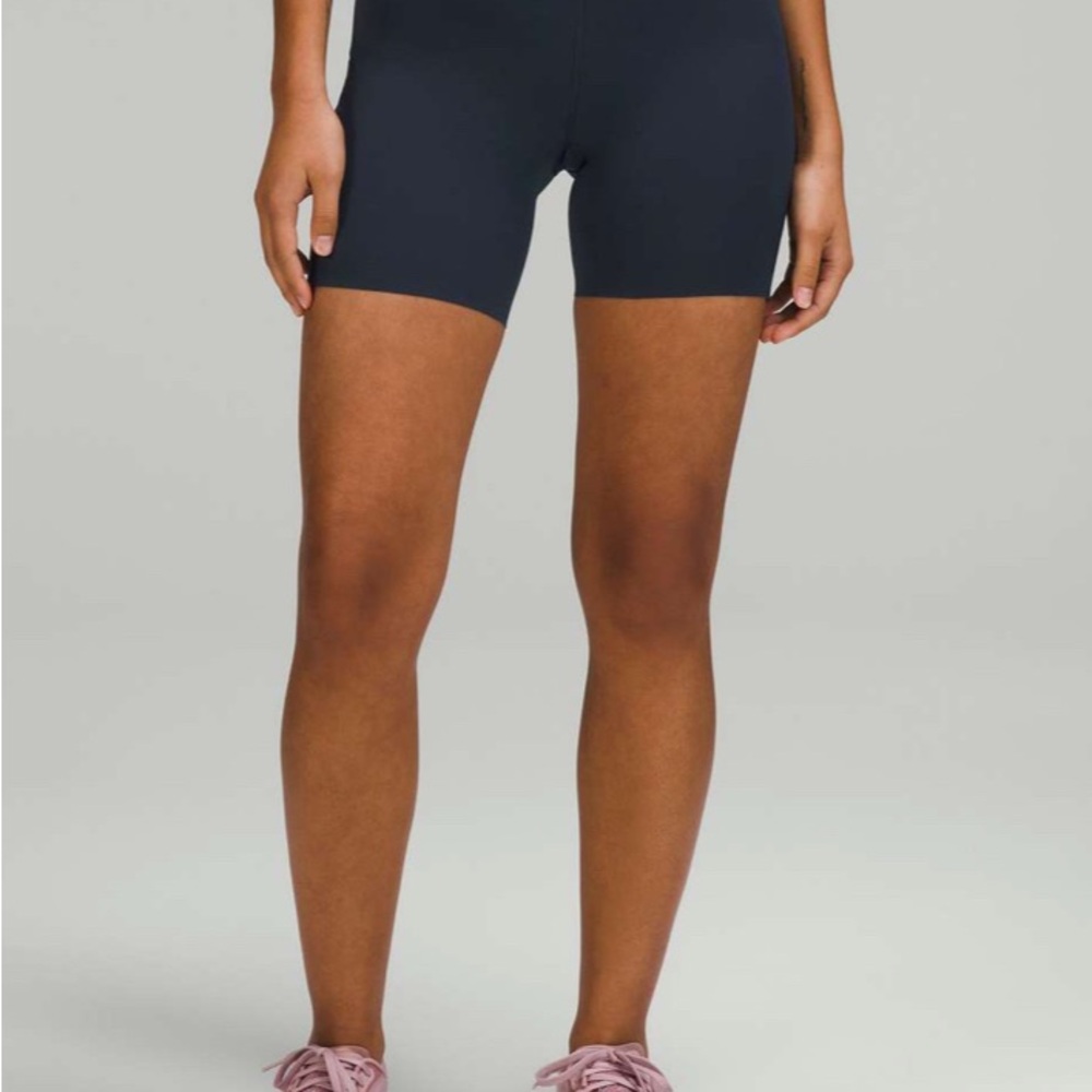 Lululemon Base Pace High-Rise Short 6"
True Navy Sz. 8